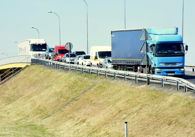 Kierowcy jadący z Zielonej Góry do Sulechowa powinni uzbroić się w cierpliwość. Trwa remont węzła Sulechów na skrzyżowaniu drogi ekspresowej S3 z drogą krajową nr 32. Na rondzie przy restauracji McDonald’s, gdzie trwa wymiana nawierzchni, tworzą się ogromne korki.Remont węzła Sulechów rozpoczął się 14 maja i został podzielony na sześć etapów. Pierwszy etap ma potrwać do 23 maja, obejmie przebudowę pasa i części ronda Sulechów. Następnie roboty przeniosą się na rondo Cigacice i potrwają do 29 maja. Do 4 czerwca remontowany będzie pas szybki prawej jezdni. Później już tylko roboty wykończeniowe i od 1 lipca ruch powinien przebiegać bez zakłóceń.Zobacz korki na S3 przy węźle Sulechów