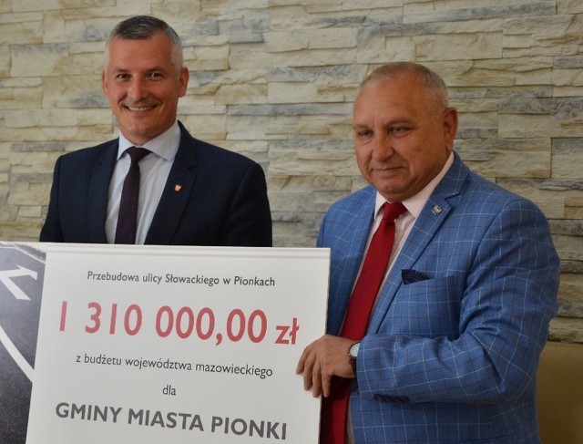 Umowę w sprawie dofinansowania ważnej dla Pionek inwestycji podpisali wicemarszałek Mazowsza Rafał Rajkowski (z lewej) i burmistrz Pionek Robert Kowalczyk.