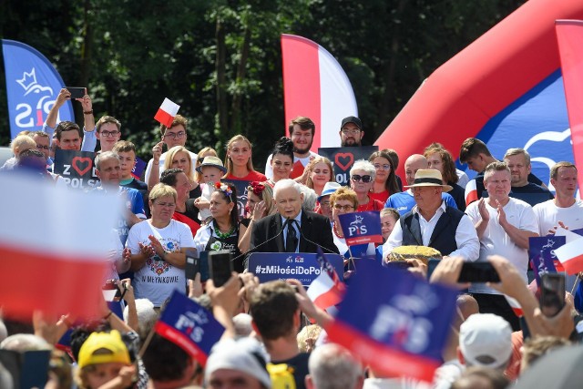 Jarosław Kaczyński odwiedził w niedzielę Połajewo, gdzie bierze udział w pikni4ku rodzinnym.