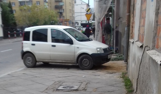 Na jednej z białostockich ulic kierowca zaparkował na całej szerokości chodnika.