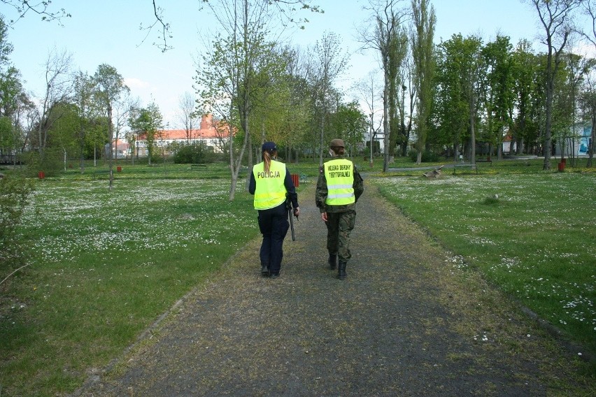 Żnińscy policjanci i żołnierze WOT na wspólnych patrolach [zdjęcia] 