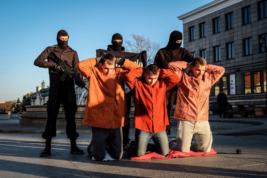 Rynek Kościuszki. Młodzież Wszechpolska zrobiła happening egzekucji chrześcijan przez terrorystów 