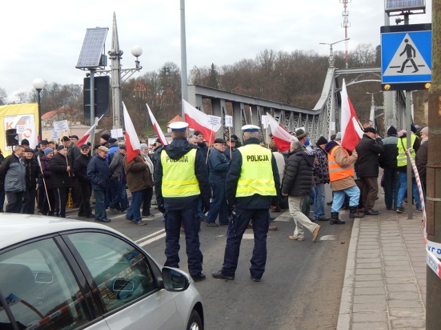 Komitet Obrony Budowy Obwodnicy zorganizował już trzy blokady mostu na Odrze w Krośnie Odrzańskim.