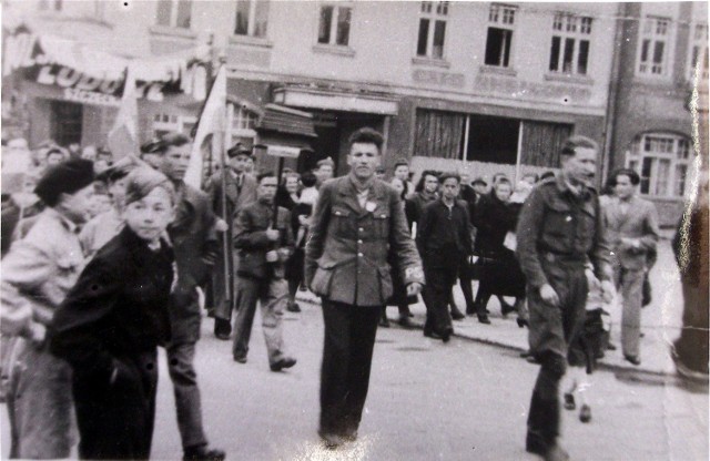 Zdjęcie z maja 1946 roku, na czele szczecinckiego pochodu w rocznicę uchwalenia Konstytucji 3 Maja niesiono wtedy trumienkę przepasaną kirem