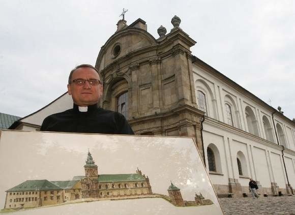 Klasztor z wieżą odtworzył na rysunku Janusz Wróbel. Prezentuje go ojciec Wojciech.