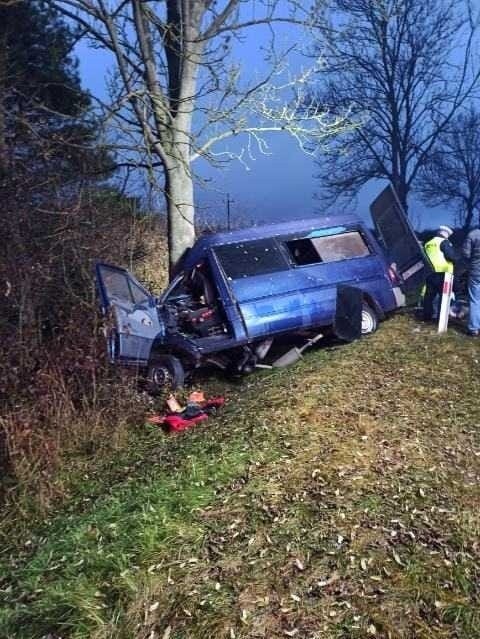 Wypadek w Chańczy! Bus wypadł z drogi i uderzył w drzewo, dwie osoby nie żyją, dwie są ranne