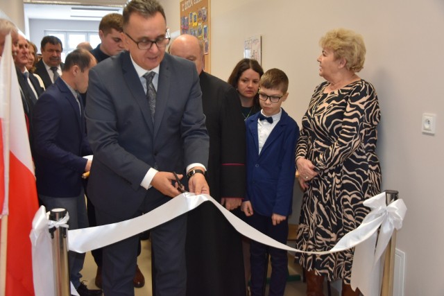 Burmistrz Iwanisk Marek Staniek podczas uroczystego otwarcia szkoły. Więcej na kolejnych zdjęciach.