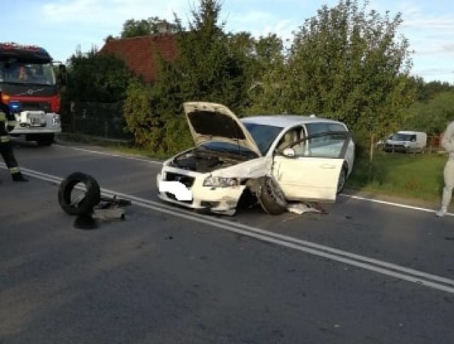 Groźny wypadek drogowy miał miejsce dziś wczesnym rankiem na drodze krajowej nr 55 na rogatkach Gościszewa. W zderzeniu dwóch samochodów osobowych ucierpiało pięć osób, które odwieziono do szpitala.