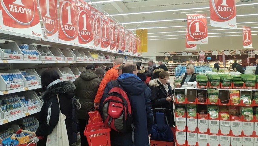 Wielka wyprzedaż w Auchan. Hipermarkety i dyskonty walczą o...