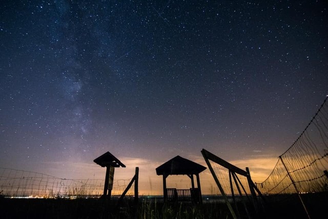 Perseidy, rój meteorytów, widoczny na niebie lipcu i sierpniu, zostały w nocy z czwartku na piątek sfotografowane z Garbu Pińczowskiego. Niezwykłe ujęcia wykonał Krzysztof Opara, pińczowianin. Zobacz więcej na kolejnych slajdach