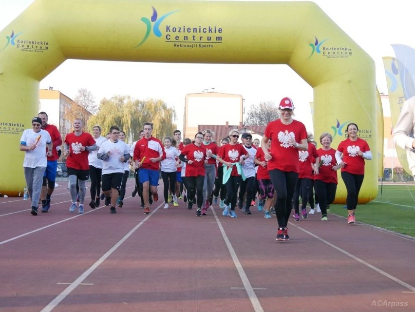 Kozienice. Na sportowo uczcili setną rocznicę niepodległości. 100 minut biegu na 100 lat niepodległej Polski (Zdjęcia) 