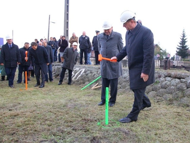 Pierwsze, symboliczne paliki na budowie nowego stopnia wodnego wbili m.in. Ryszard Wilczyński, wojewoda opolski (z prawej) i Antoni Konopka z zarządu województwa.