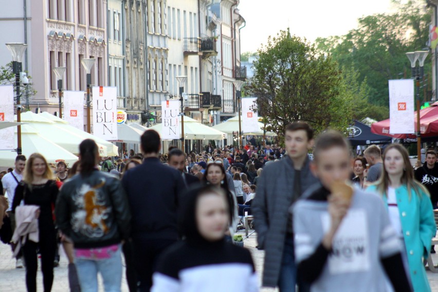 Tłumy w centrum Lublina. Lublinianie stęsknili się za obiadem pod restauracyjnym parasolem. Zobacz  