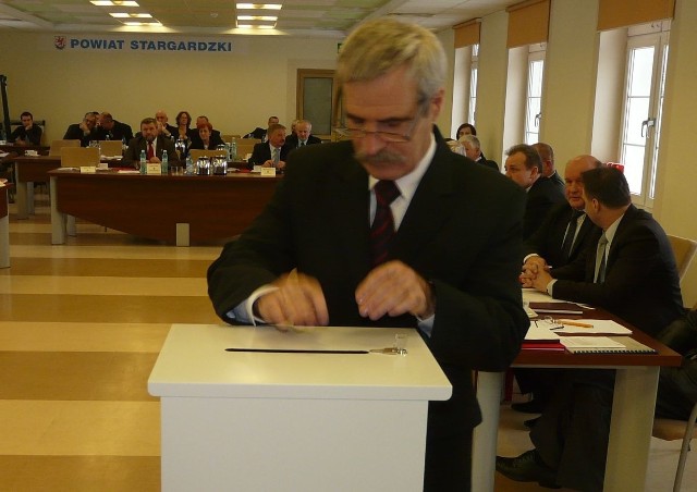 Waldemar Gil został starostą głosami PO i PSL.