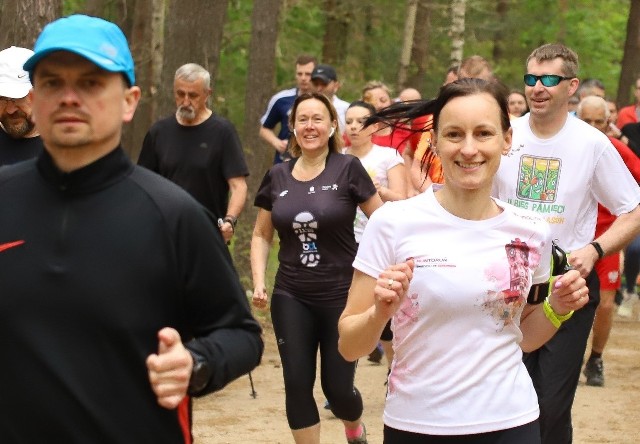 Co tydzień o godzinie 9 biegacze spotykają się w lasku na toruńskiej Skarpie, by w ramach Parkrunu pokonać dystans pięciu kilometrów. Dziś (14.05.2022) znów pogoda sprzyjała ruchowi, więc nic dziwnego, że uczestnicy pokonywali bieg z uśmiechem na ustach. Pobiegliście dzisiaj? Zobaczcie, czy jesteście na zdjęciach!