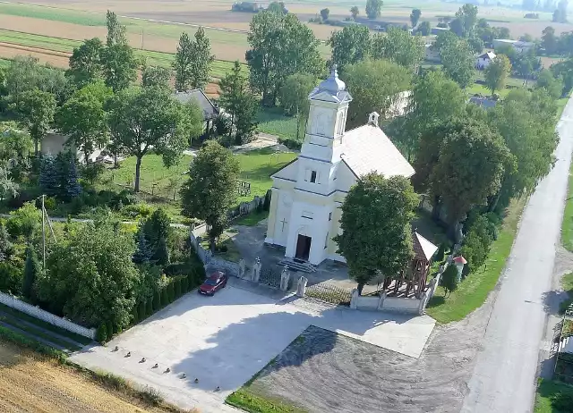 Bronislaw, gmina Dobre. Stara szkoła znajduje się tuż obok świetlicy wiejskiej, na lewo od kościoła. Będą tu mieszkania socjalne