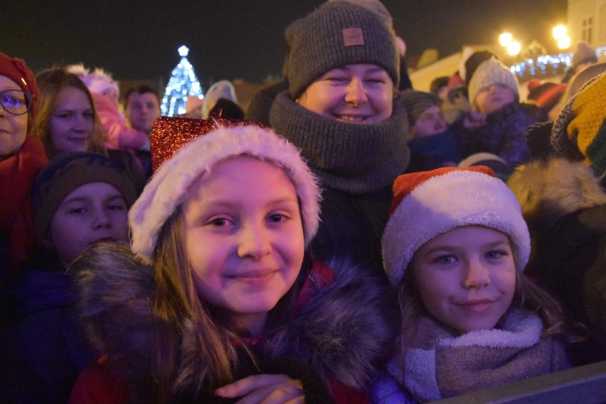 Rybnik: Choinka już świeci, na Rynku pojawił się Mikołaj