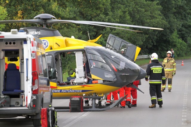 Do tragedii doszło na jednej z posesji w Grębowie. Na miejsce wypadku przyleciał śmigłowiec Lotniczego Pogotowia Ratunkowego.