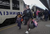 Tajny pociąg medyczny ratuje rannych na Ukrainie. Takie składy kursowały w II wojnie światowej
