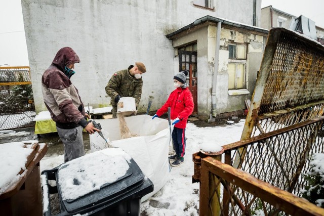 Stowarzyszenie Dzięki Wam wspólnie z żołnierzami 8. Kujawsko-Pomorskiej Brygady Obrony Terytorialnej w Bydgoszczy remontuje łazienkę schorowanemu małżeństwu z Bydgoszczy.