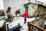 Bydgoszcz. Stowarzyszenie Dzięki Wam z pomocą żołnierzy WOT remontuje łazienkę małżeństwu seniorów z Jarów