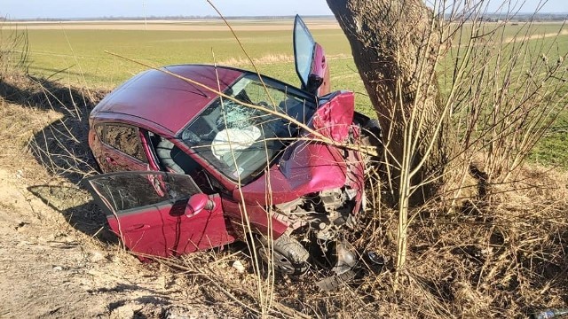 W wyniku wypadku 72-latka, podróżująca na miejscu pasażera, wymagała hospitalizacji. Trafiła do szpitala w Jaocinie.Przejdź do kolejnego zdjęcia --->