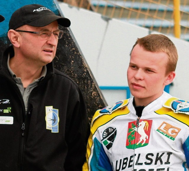 Mechanik Unii Sławomir Tronina (z lewej) i junior Mateusz Borowicz