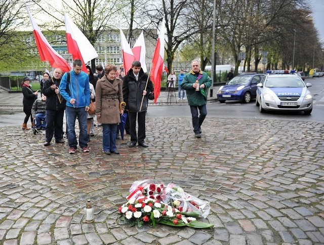 Uroczystości w Szczecinie rozpoczęły się o 8.41 na rondzie Ofiar Katastrofy Smoleńskiej.