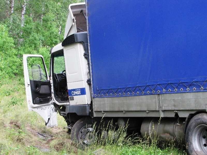 Czolówka TIRa z osobówką na krajowej 50 pod Ostrowią...