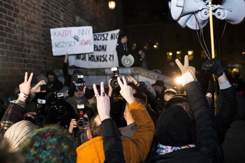 Próbowali zablokować protest studentów na Rynku w Krakowie [ZDJĘCIA, WIDEO]
