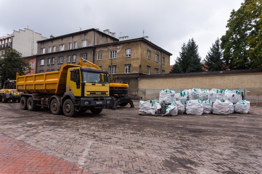 Kraków. Trwa przebudowa placu Biskupiego. Zobacz jak postępują prace [ZDJĘCIA]