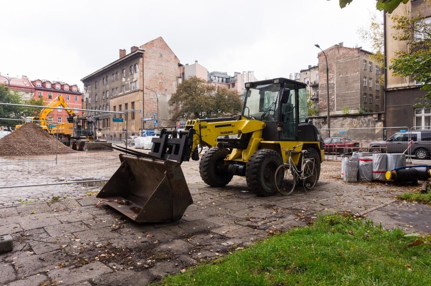 Kraków. Trwa przebudowa placu Biskupiego. Zobacz jak postępują prace [ZDJĘCIA]