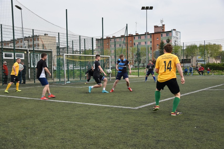 Piątkowy Nocny Turniej Piłki Nożnej w Staszowie. Rywalizowało pięć drużyn