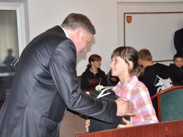 Andrzej Czernecki, burmistrz Jasła przekazał 33 laptopy i 3 komputery stacjonarne  wybranym rodzinom z Jasła
