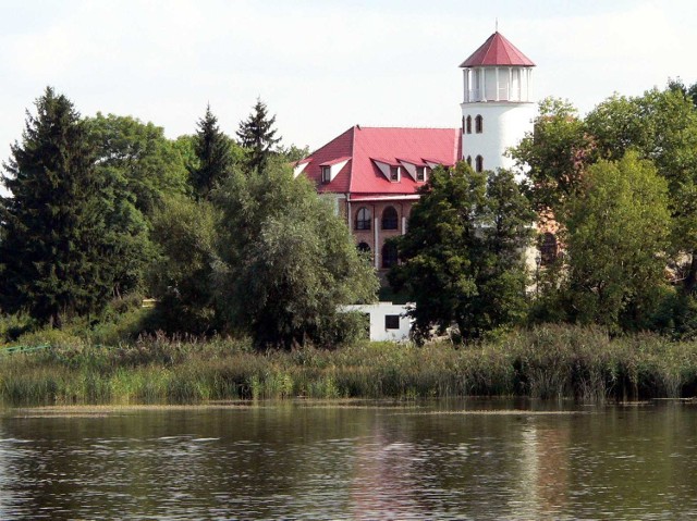 Widok zamku od strony zalewu.