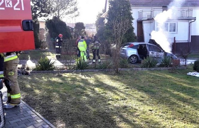 Nowy Sącz. Pożar samochodu marki ford focus na ul. Juranda. [ZDJĘCIA]