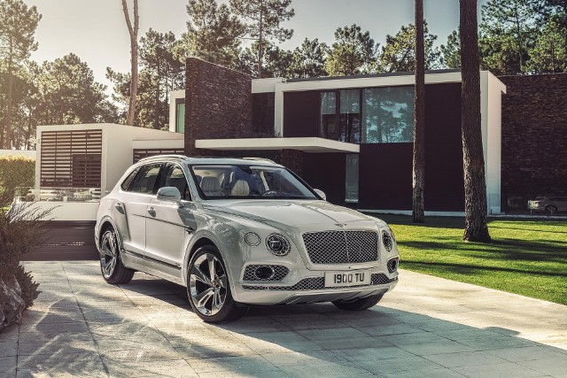 Bentley Bentayga Hybrid Pod maską pojazd skrywa 3-litrową benzynową jednostkę V6, która wspólnie z silnikiem elektrycznym oferuje kierowcy około 500 KM. Elektryczny silnik jest w stanie zapewnić pokonanie dystansu około 50 km.Fot. Bentley