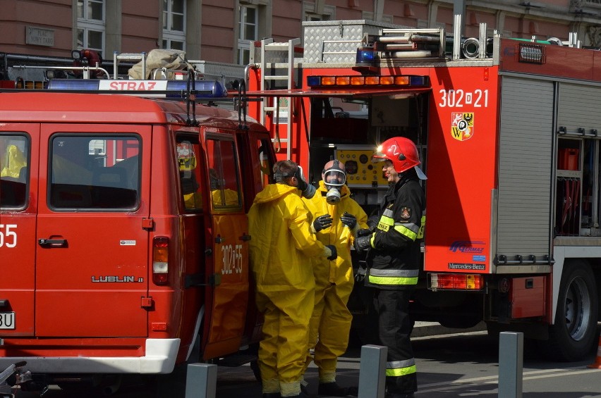 Wrocław: Tajemnicza koperta w urzędzie miejskim przy pl. Nowy Targ (FILM, ZDJĘCIA)