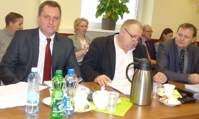 Robert Burchan (z lewej) został wybrany na czwartkowej sesji na wiceprzewodniczącego buskiej Rady Miejskiej.