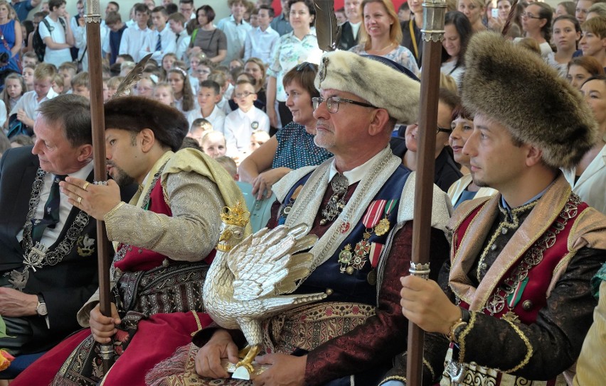 Królewsko-marszałkowska delegacja Bractwa Kurkowego uczestniczyła w inauguracji roku szkolnego w Szkole Podstawowej nr 38