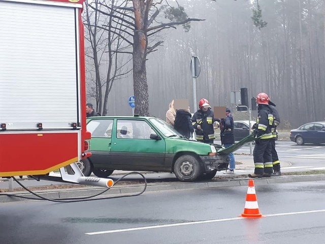 Do kolizji doszło w niedzielę przed godz. 14. W pobliżu skrzyżowaniu ulic Ciołkowskiego i Kawaleryjskiej, kierująca renault straciła panowanie nad pojazdem i uderzyła w słup oświetleniowy.