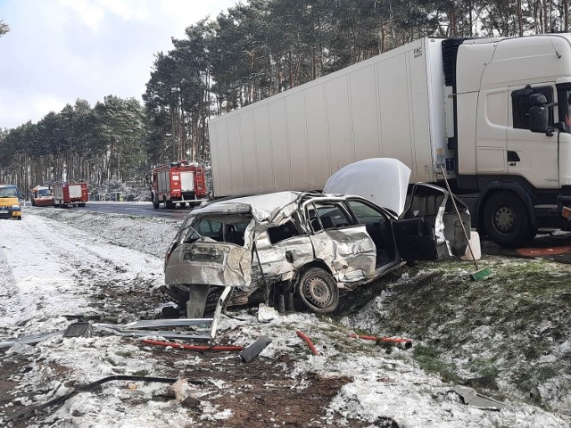 Poranny wypadek na drodze ze Śremu do Kórnika. Utrudnienia na DW434 w okolicach Radzewa.