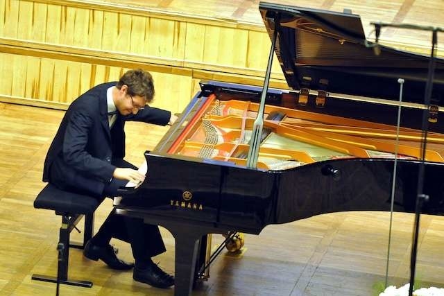 Pianiści zagraja utwory miedzy innymi Chopina. Mozarta