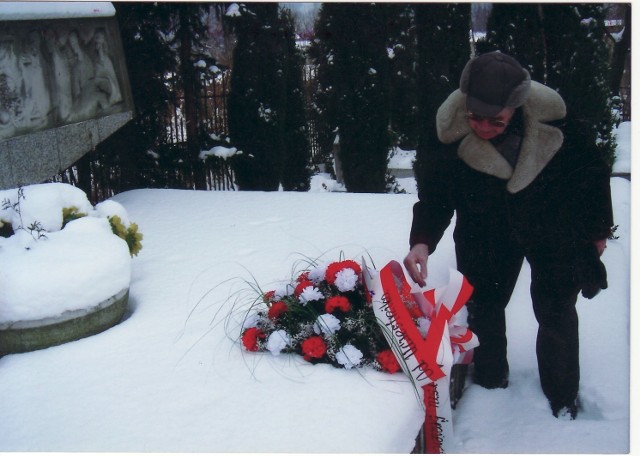 Leon Foksiński składa kwiaty na grobie ofiar marszu śmierci w Głuchołazach w czasie swojego ostatniego pobytu w mieście, w 2005 roku.