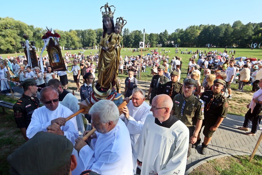 Odpust w Wąwolnicy. Tłumy wiernych zjechały do sanktuarium Matki Bożej Kębelskiej. Zobacz zdjęcia