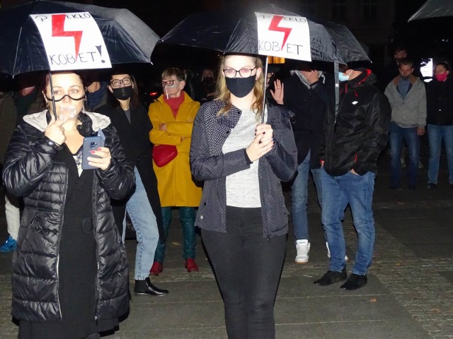 "Czarny protest" w Chełmnie - w ciemnościach. A wszystko przez awarię latarni wokół rynku