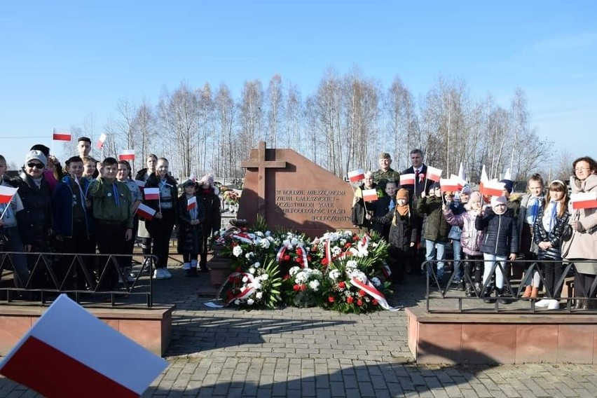 Uroczystościami w kościele, zapaleniem zniczy i złożeniem...