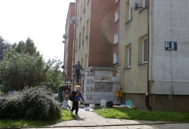 W blokach przy ulicy Rejtana trwa remont przedsionków prowadzących do klatek schodowych. 