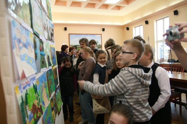 W starostwie powiatowym w Szydłowcu urządzono wystawę z prac nadesłanych na konkurs pod hasłem "Moje ulubione miejsce&#8221;.