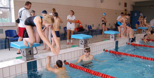 Wszyscy uczniowie szczecineckich szkół podstawowych i gimnazjów, w okresie ferii zimowych (od pon-pt) w godz. 13:00-17:00, mogą zupełnie bezpłatnie korzystać z basenu miejskiego w Szczecinku.